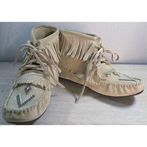 Manitobah Mukluks Beaded Fringe Suede Moccasin Boots Vibram Sole Womens 8